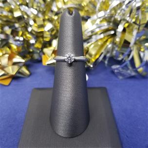 Lady's shops Gold Ring 14K White Gold 2.4g